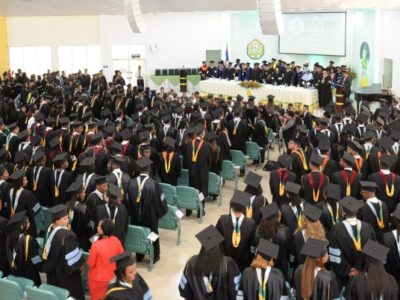 Imagen de estudiantes en la graduación UNAD. Universidad cristiana en bonao